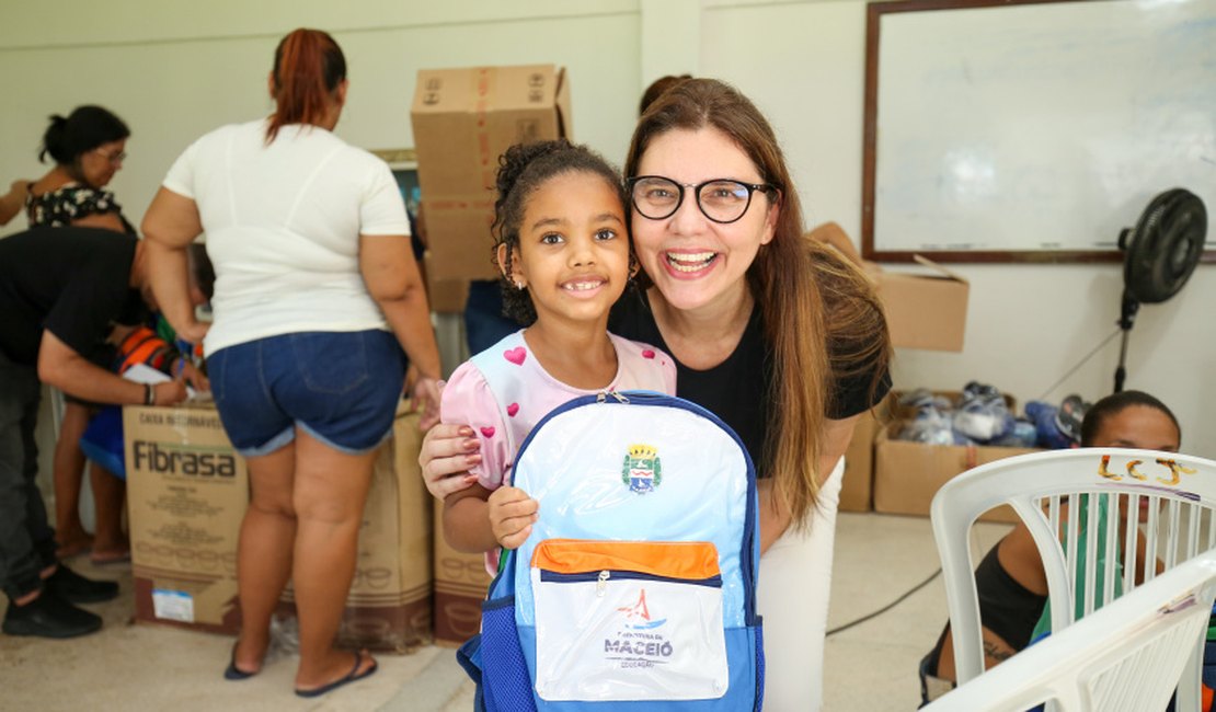 Estudantes da Escola Municipal Manoel Pedro recebem kits de fardamento