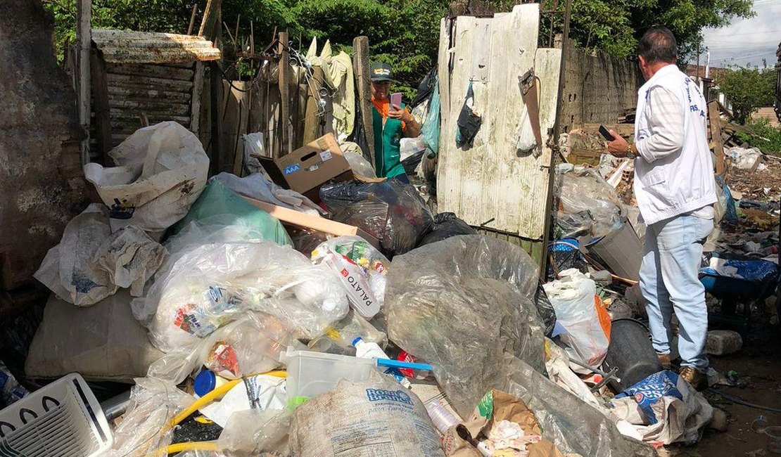 Cerca de 50 toneladas de lixo são recolhidas em uma única casa na Santa Lúcia