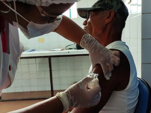 Vacinas contra gripe e covid-19 não podem ser aplicadas no mesmo dia