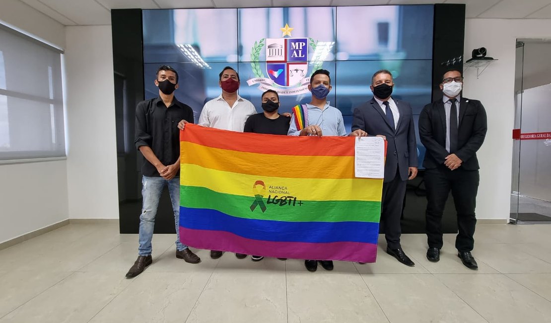 Grupo Gay de AL entrega solicitação ao MP para apurar caso de homofobia praticado por pastor