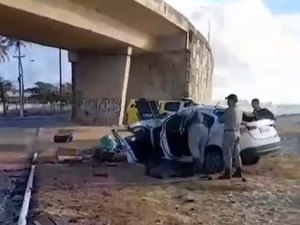 Condutor morre após colidir contra coluna do viaduto do Pontal da Barra, em Maceió