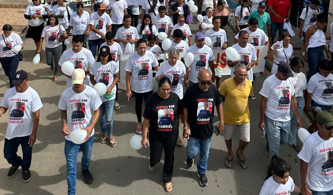 Passeata pede esclarecimento sobre morte de jovem após perseguição policial em Palmeira