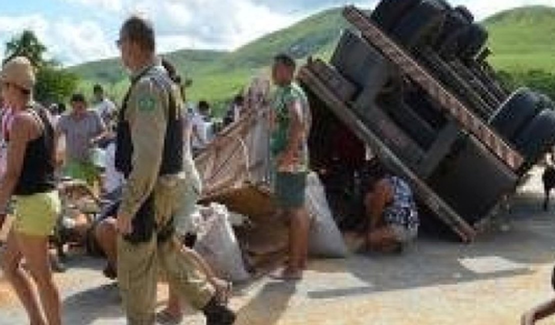 População saqueia carga após acidente em rodovia de Alagoas