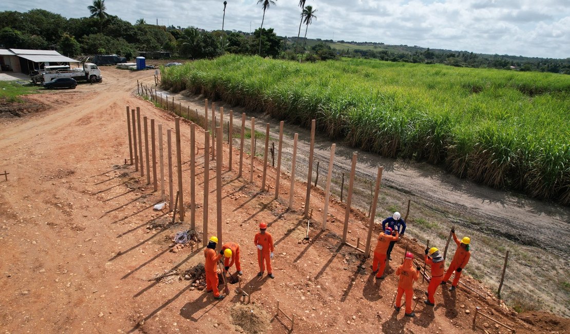 Infraestrutura da ponte entre Penedo e Neópolis avança para o leito do rio São Francisco