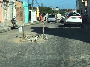 Moradores denunciam que térnicos da Casal destroem calçamento ao realizar reparos