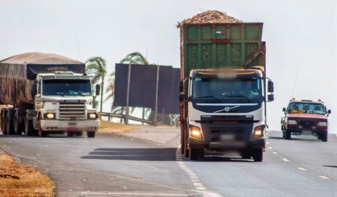 Caminhão canavieiro tomba e interdita faixa da BR-101 em Jequiá da Praia