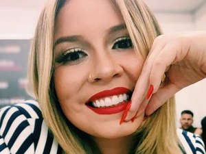 Marília Mendonça é flagrada divulgando projeto na rua