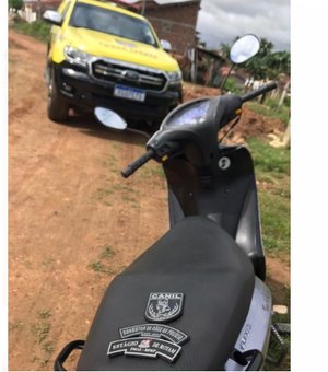 [Vídeo] PM recupera moto roubada e devolve à proprietária em Arapiraca