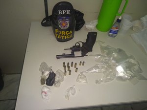 Dupla troca tiro com a polícia e é presa por tráfico e porte ilegal de arma no Jacintinho