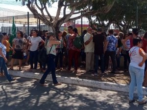 [Vídeo] Servidores da Educação ocupam Centro Administrativo em 1º dia de greve 