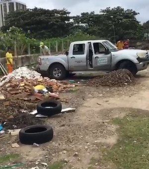 Vídeo: servidor é flagrado fazendo descarte irregular de resíduos com carro oficial 