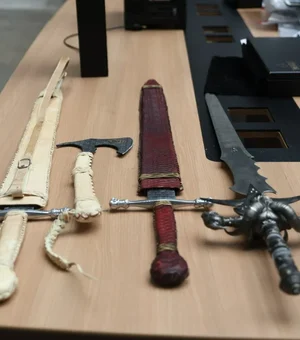 Polícia acha espada do He-Man em operação contra PMs agiotas