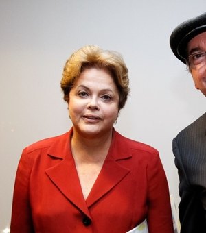 Dilma do PT avermelhou e nós também