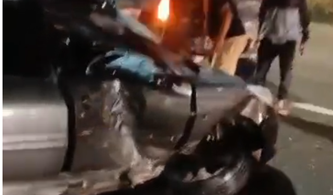 Veículo colide em árvore e deixa trânsito lento no bairro Benedito Bentes, em Maceió