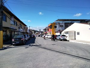 Homem usa facão para quebrar aparelho de som em São Luís do Quitunde