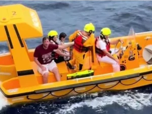 Criança pula de cruzeiro da Disney e pai se joga no mar para salvá-la