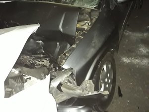 Condutora tenta fazer ultrapassagem mas acaba causando colisão frontal