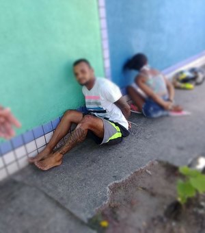 [Vídeo] Homem é preso e menor apreendida suspeitos de praticarem assaltos na Ponta Verde