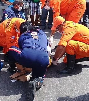 Mototaxista colide contra caminhão baú em Arapiraca