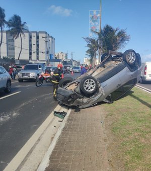 [Vídeo] Carro capota com um homem e uma criança na Avenida Assis Chateubriand