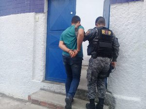 Polícia prende homem por tráfico de drogas em Riacho Doce