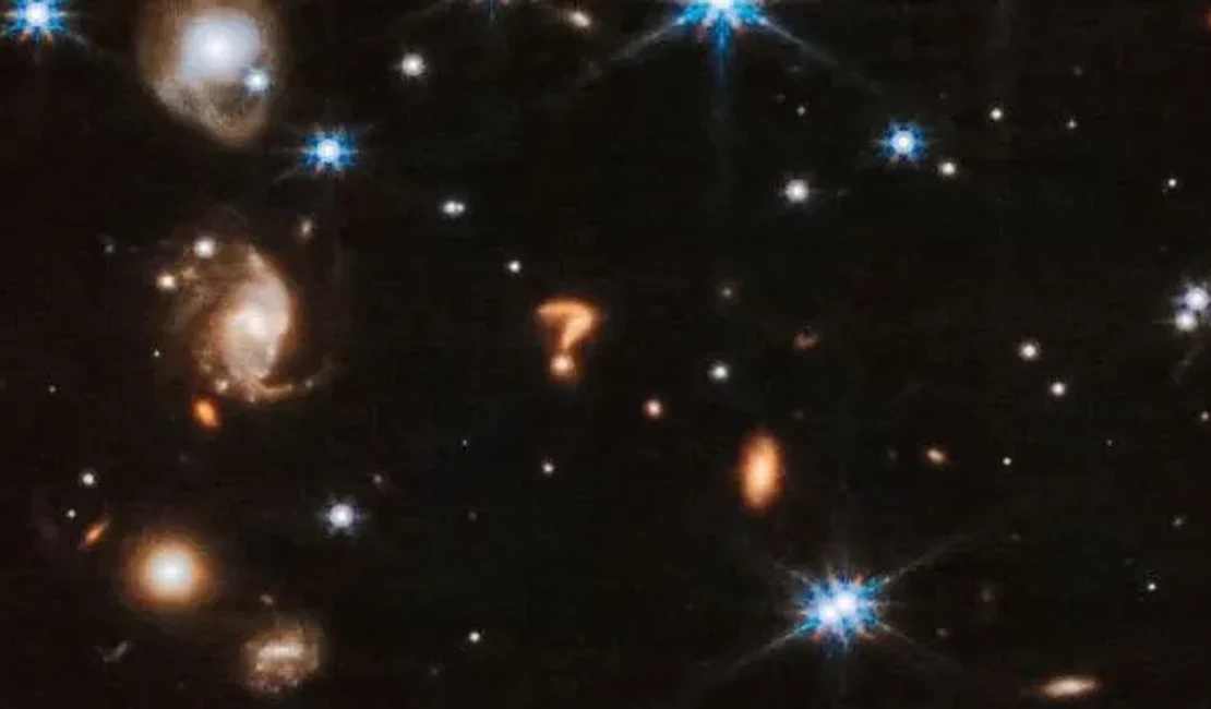 “Ponto de interrogação” cósmico é encontrado em imagem de telescópio da Nasa