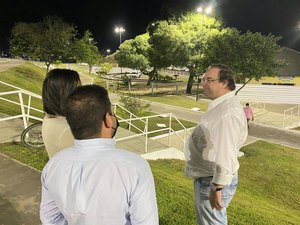 Ao lado de secretários, prefeito Luciano acompanha testes da nova iluminação no Lago da Perucaba