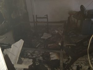 Gatos são resgatados de residência em chamas na Jatiúca