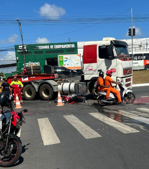 [Vídeo] Motociclista fica ferido após colisão com caminhão no bairro Antares, em Maceió