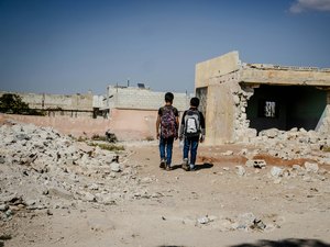 Vídeo de crianças encenando funeral em Gaza viraliza e choca a web; veja