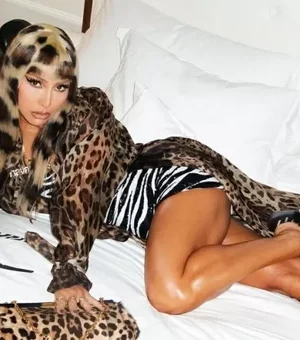 Sabrina Sato posa com 'cabelo de oncinha' e é elogiada por Nicolas Prattes