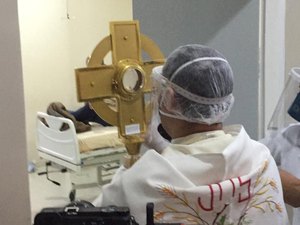  Padre concede benção a vítimas da covid-19 internadas na Santa Casa