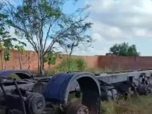 Caminhão roubado em Palmeira dos Índios é encontrado em desmanche no estado de Sergipe