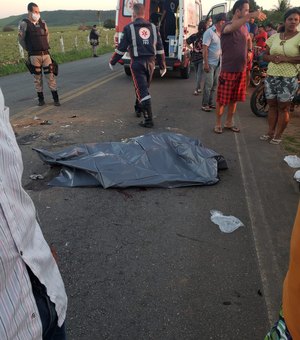 Homem morre e mulher fica ferida após colisão entre moto e ônibus em Feira Grande