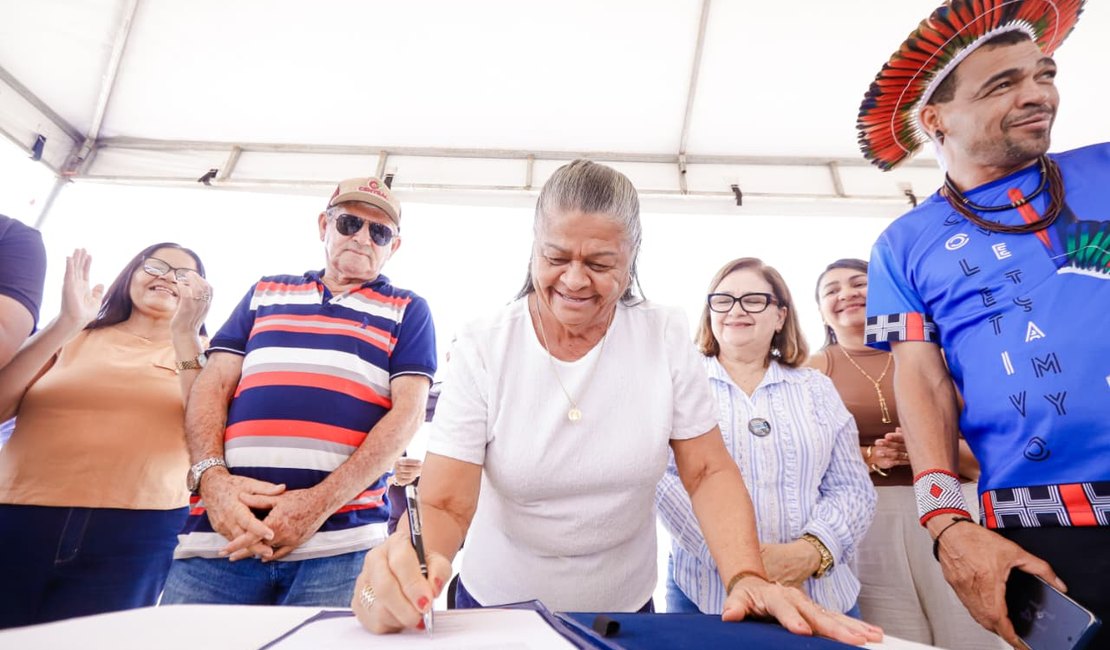 Prefeita Tia Júlia assina Ordem de Serviço para construção de Centro Educacional Infantil