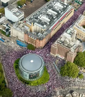 Mais de 100 mil pessoas participam de protesto em Londres convocado por ativista de extrema direita