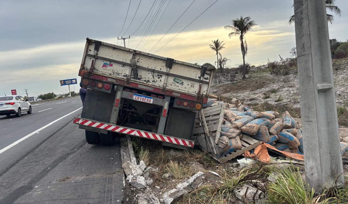 Caminhão carregado de cimento tomba na AL-101 Sul, entre o Francês e Barra de São Miguel