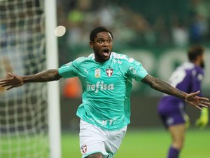 Luiz Adriano marca três e Palmeiras vence Flu em jogo adiado