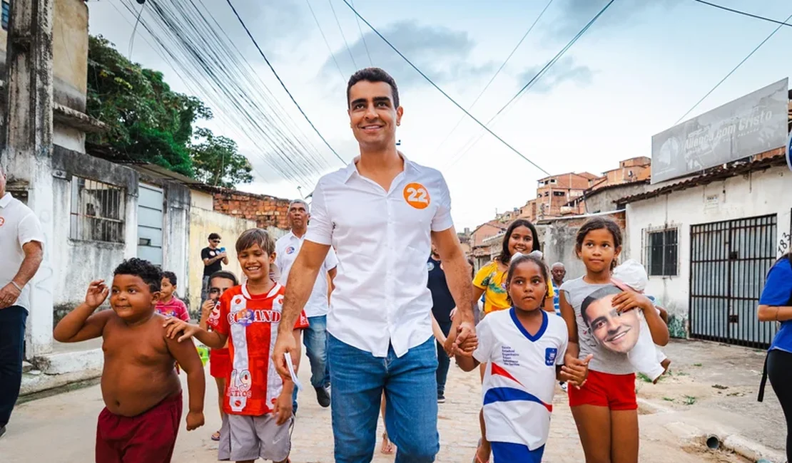 Em ano de eleição, JHC intensifica presença nas grotas com programa da Prefeitura
