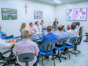 Luciano Barbosa, Dom Valdemir Ferreira e empresários conhecem projeto do Santuário da Santa Cruz