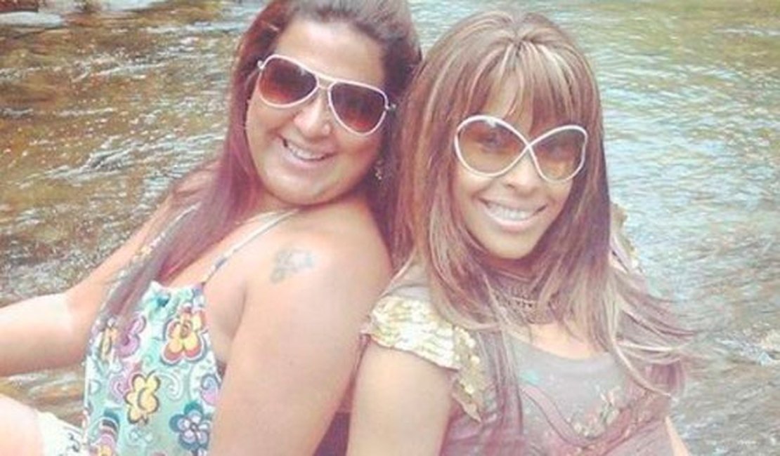 Lembra delas? Ex-BBBs Cida e Solange posam juntas durante passeio