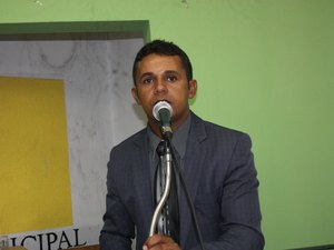 Diretor acusa funcionária de burlar sistema e favorecer atendimento a vereador