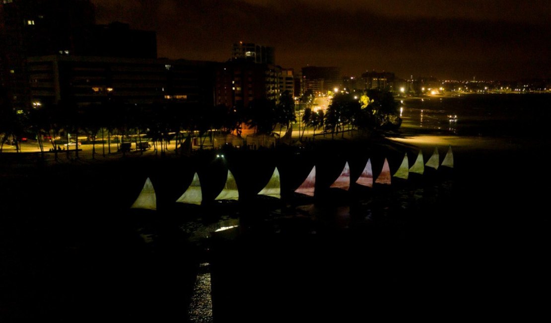 Projeto Velas Telas exibe obras de 16 artistas plásticos na orla de Ponta Verde