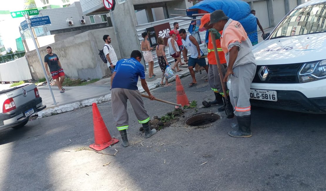 Turista machuca costelas após cair em bueiro na orla de Maceió