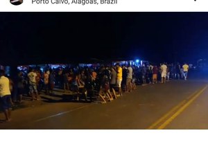 Balada perigosa: jovens dançam no meio de rodovia em Porto Calvo