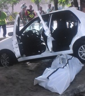 Taxi com quatro pessoas colide contra árvore e uma passageira morre