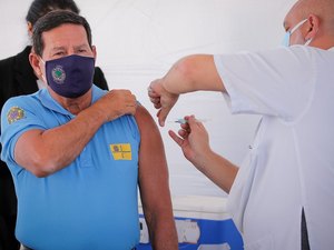 Vice-presidente Mourão toma vacina contra covid-19 em Brasília