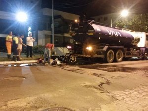 Motociclista morre após colidir na traseira de caminhão-pipa