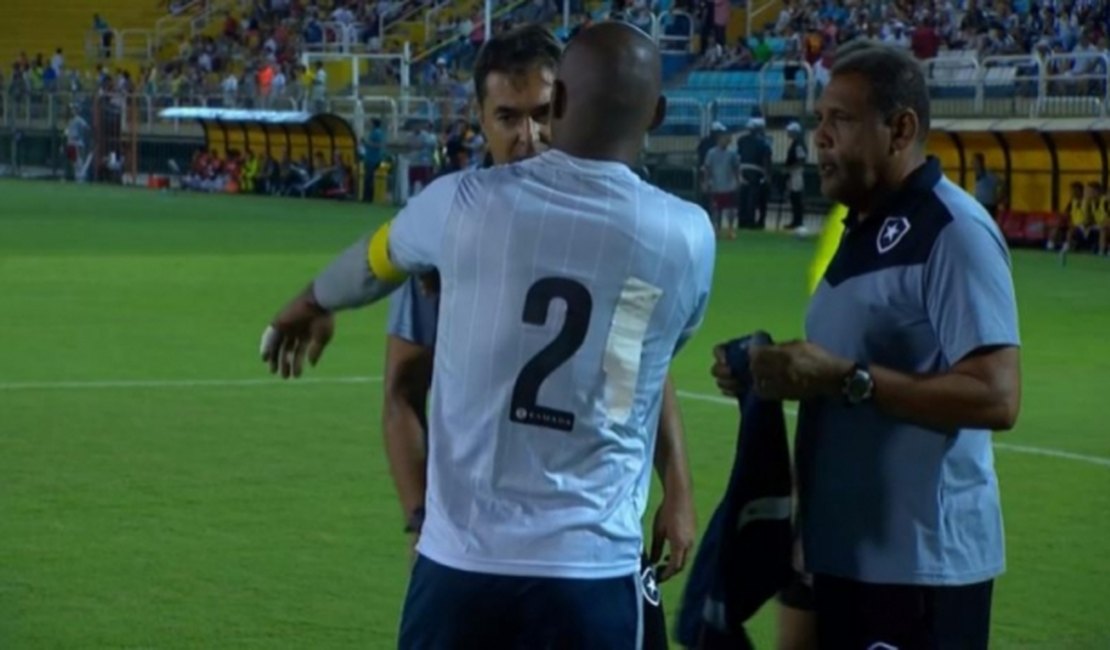 Jefferson usa camisa improvisada em clássico com Flu