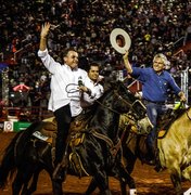 Bolsonaro flexibiliza lei sobre rodeios e desfila em cavalo em Barretos
